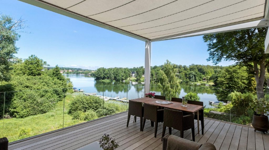 Glasværn på balkon sikrer optimal udsigt i arkitekttegnet lavenergihus. Designhus fra Bozel - når typehuse ikke er nok