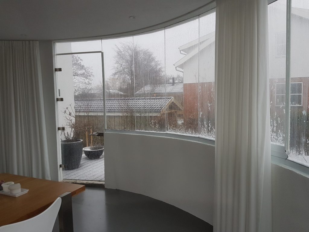 Kig ud til vinterhaven fra Room 2 i arkitekttegnet villa i Holte. Designhus. Lavenergihus. Passivhus. Bozel - når typehuse ikke altid er nok.