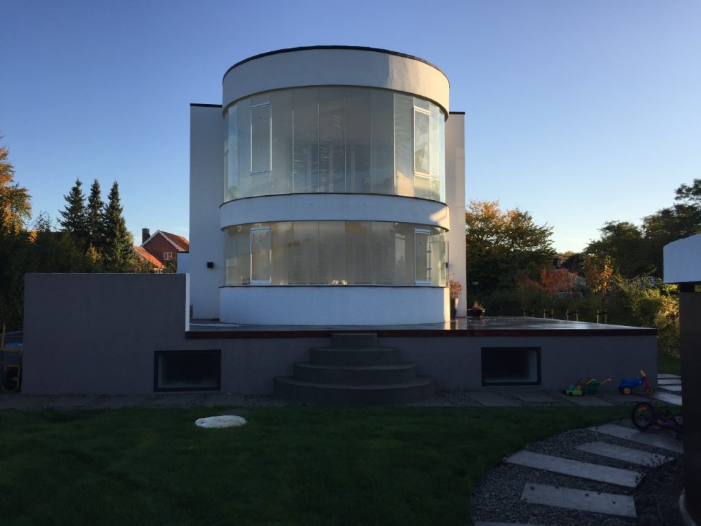 Arkitekttegnet designhus i Kløvervang i Holte med stort rundt vinduesparti som Room 2_lavenergihus_bozel